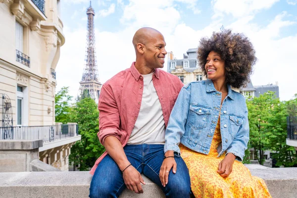 Paris şehir merkezini ve Eyfel Kulesi 'ni ziyaret eden siyah mutlu çift - Afrika kökenli Amerikalı turistler Avrupa' da seyahat ediyor ve açık havada flört ediyorlar