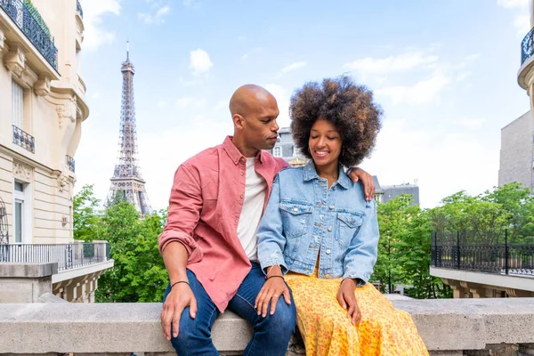 Paris şehir merkezini ve Eyfel Kulesi 'ni ziyaret eden siyah mutlu çift - Afrika kökenli Amerikalı turistler Avrupa' da seyahat ediyor ve açık havada flört ediyorlar
