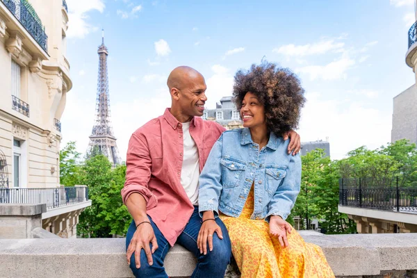 Pasangan Bahagia Berkulit Hitam Yang Sedang Jatuh Cinta Mengunjungi Pusat — Stok Foto