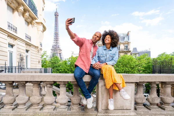Black Vesel Cuplu Fericit Dragoste Vizita Centrul Orașului Paris Turnul — Fotografie, imagine de stoc