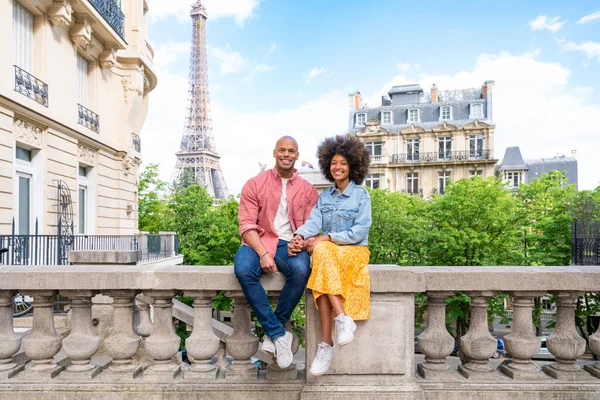 Schwarzes Fröhliches Verliebtes Paar Besucht Pariser Innenstadt Und Eiffelturm Afroamerikanische — Stockfoto