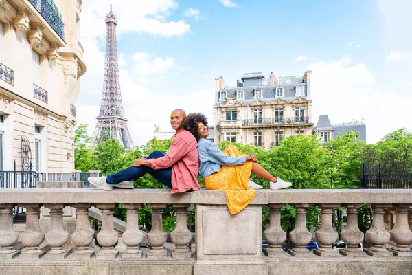 Black Cheerful Happy Couple Love Visiting Paris City Centre Eiffel — ストック写真
