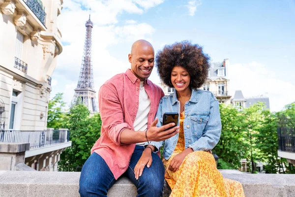 Černý Veselý Šťastný Pár Lásce Navštíví Centrum Paříže Eiffelova Věž — Stock fotografie