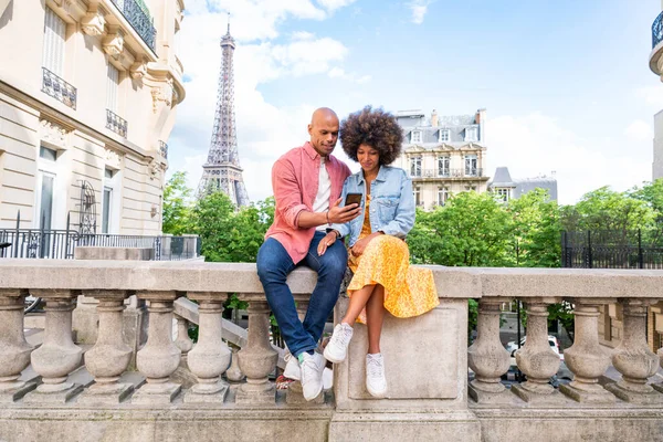 Preto Alegre Casal Feliz Amor Visitar Paris Centro Cidade Torre — Fotografia de Stock