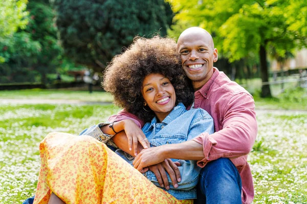 美しい幸せなアフリカ系アメリカ人カップル日付公園で — ストック写真