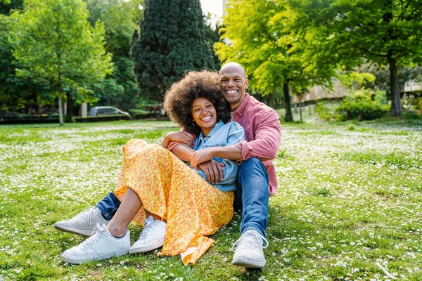 Casal Afro Americano Feliz Bonita Namoro Parque — Fotografia de Stock