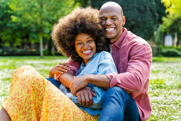 Casal Afro Americano Feliz Bonita Namoro Parque — Fotografia de Stock