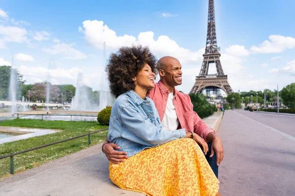 Czarna Wesoła Zakochana Para Odwiedzająca Centrum Paryża Wieżę Eiffla Afrykańscy — Zdjęcie stockowe