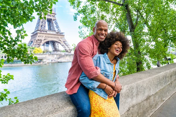 Schwarzes Fröhliches Verliebtes Paar Besucht Pariser Innenstadt Und Eiffelturm Afroamerikanische — Stockfoto