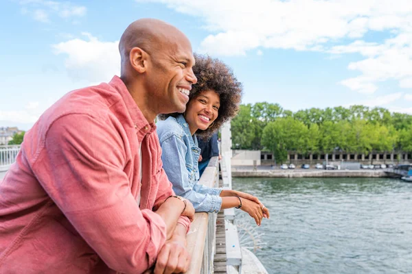 Preto Alegre Casal Feliz Amor Visitar Paris Centro Cidade Torre — Fotografia de Stock