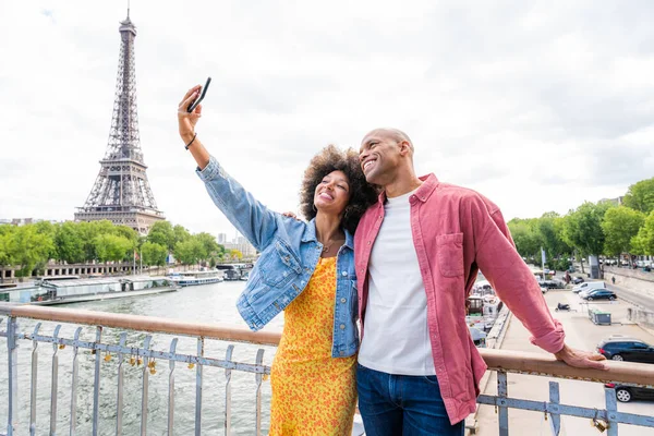 Negro Alegre Feliz Pareja Enamorada Visitar Centro París Torre Eiffel —  Fotos de Stock