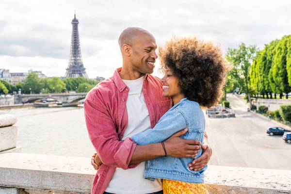 Schwarzes Fröhliches Verliebtes Paar Besucht Pariser Innenstadt Und Eiffelturm Afroamerikanische — Stockfoto