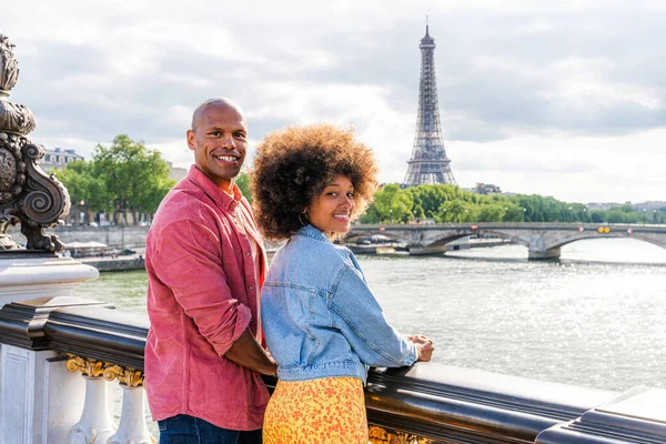 Zwart Vrolijk Gelukkig Paar Liefde Bezoekt Parijs Centrum Eiffeltoren Afro — Stockfoto