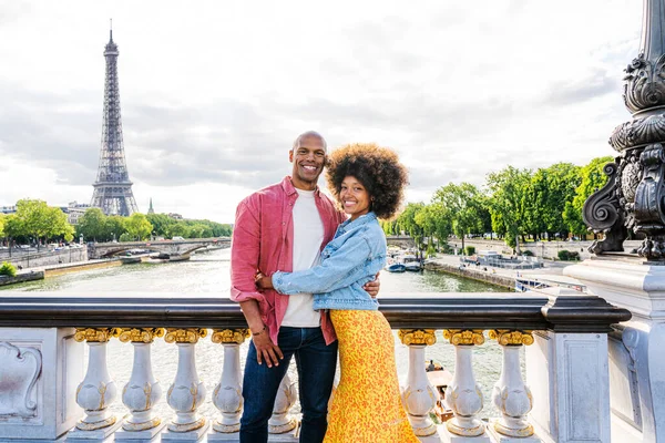 Zwart Vrolijk Gelukkig Paar Liefde Bezoekt Parijs Centrum Eiffeltoren Afro — Stockfoto