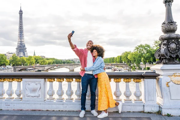 パリ市内中心部とエッフェル塔を訪れる愛の黒陽気な幸せなカップル ヨーロッパを旅行し 屋外でデートアフリカ系アメリカ人観光客 — ストック写真