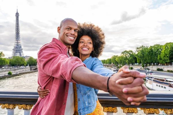 Paris şehir merkezini ve Eyfel Kulesi 'ni ziyaret eden siyah mutlu çift - Afrika kökenli Amerikalı turistler Avrupa' da seyahat ediyor ve açık havada flört ediyorlar