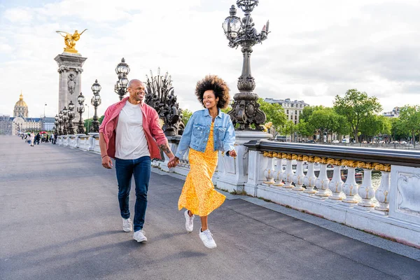 Paris şehir merkezini ve Eyfel Kulesi 'ni ziyaret eden siyah mutlu çift - Afrika kökenli Amerikalı turistler Avrupa' da seyahat ediyor ve açık havada flört ediyorlar