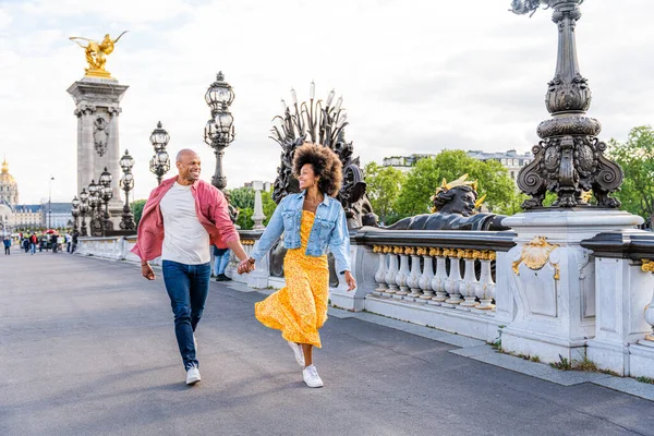 Paris şehir merkezini ve Eyfel Kulesi 'ni ziyaret eden siyah mutlu çift - Afrika kökenli Amerikalı turistler Avrupa' da seyahat ediyor ve açık havada flört ediyorlar