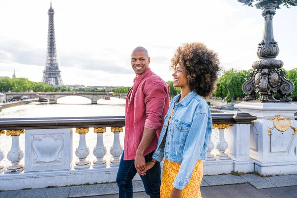 Paris şehir merkezini ve Eyfel Kulesi 'ni ziyaret eden siyah mutlu çift - Afrika kökenli Amerikalı turistler Avrupa' da seyahat ediyor ve açık havada flört ediyorlar