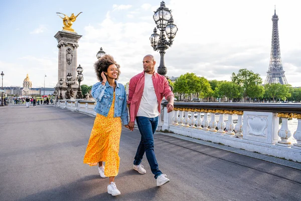 Paris şehir merkezini ve Eyfel Kulesi 'ni ziyaret eden siyah mutlu çift - Afrika kökenli Amerikalı turistler Avrupa' da seyahat ediyor ve açık havada flört ediyorlar
