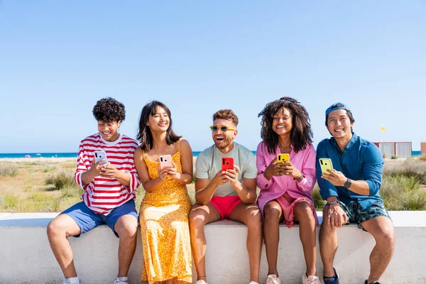 Multiethnic Group Young Happy Friends Bonding Having Fun Summertime Vacation — ストック写真