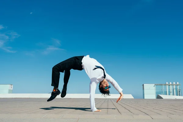 Vrolijke Knappe Volwassen Zakenman Draagt Elegant Pak Doet Acrobatische Truc — Stockfoto