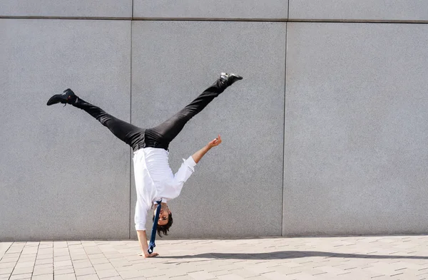 Şık Takım Elbiseli Yakışıklı Mutlu Bir Adamı Şehirde Akrobatik Hareketler — Stok fotoğraf