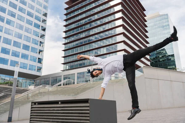 Şık Takım Elbiseli Yakışıklı Mutlu Bir Adamı Şehirde Akrobatik Hareketler — Stok fotoğraf