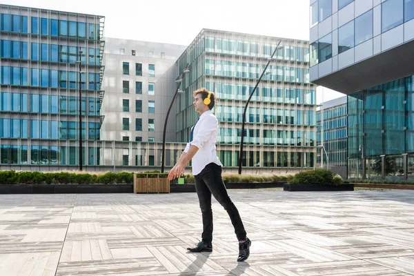 Happy Handsome Adult Businessman Wearing Elegant Suit Doing Acrobatic Trick — Fotografia de Stock