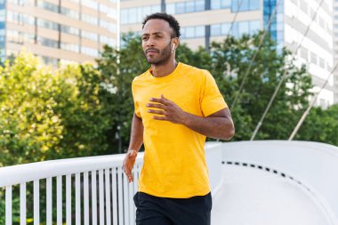 Siyah İspanyol sporcu şehir dışında antrenman yapıyor. Formda kaslı Afrikalı adam kardiyo, vücut kasları ve karın kaslarını çalıştırmak için egzersiz yapıyor.