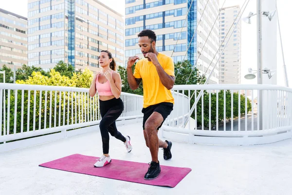 Interracial Sportig Par Träning Utomhus Multiracial Par Bär Sportkläder Och — Stockfoto