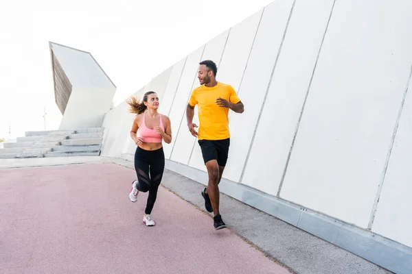 Pareja Deportiva Interracial Corriendo Aire Libre Pareja Multirracial Corredores Que — Foto de Stock