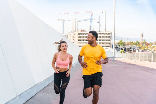 Interracial Sportive Couple Running Out Multiraciális Pár Futó Visel Sportruházat — Stock Fotó