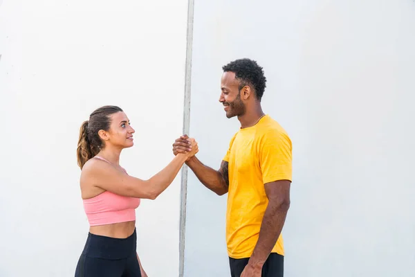 Couple Sportif Interracial Entraînant Extérieur Couple Multiracial Portant Des Vêtements — Photo