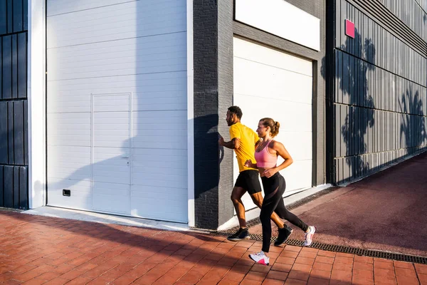 인종간 밖에서 훈련을 인종의 남녀가 운동복을 밖에서 운동을 속눈썹 심장을 — 스톡 사진