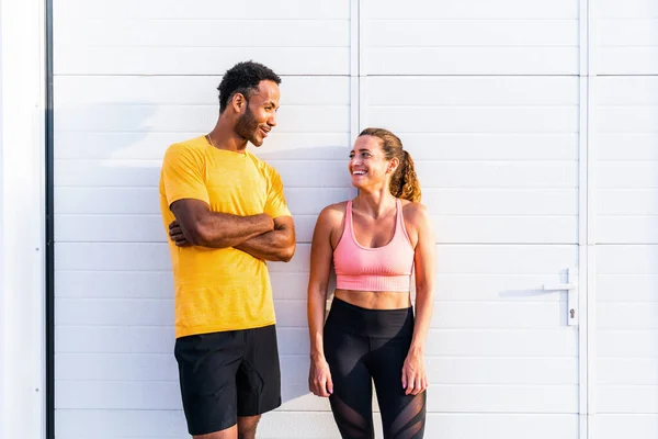 屋外での異人種間スポーツカップルトレーニング スポーツウェアを着用し 体の筋肉 中核の腹筋 スタミナと心臓を強化するために屋外で機能的なトレーニングを行う多人種カップル — ストック写真
