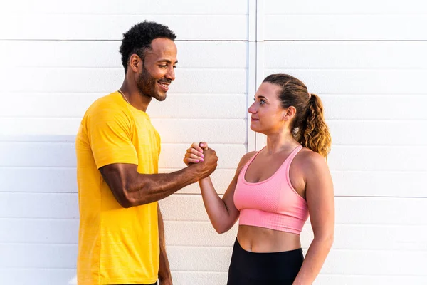 Interracial Sportliches Paartraining Freien Multiracial Paar Trägt Sportbekleidung Und Macht — Stockfoto