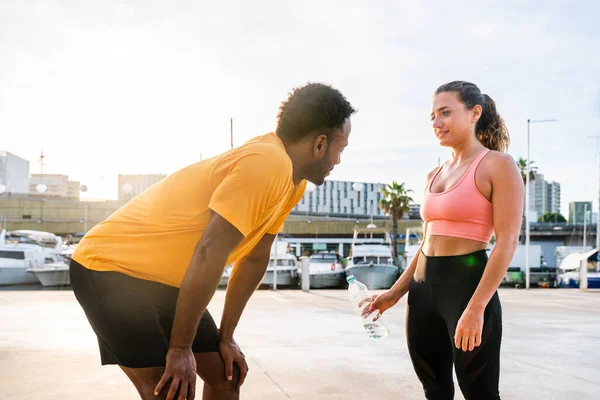 Interracial Sportos Pár Edzés Szabadban Multiraciális Pár Visel Sportruházat Csinál — Stock Fotó