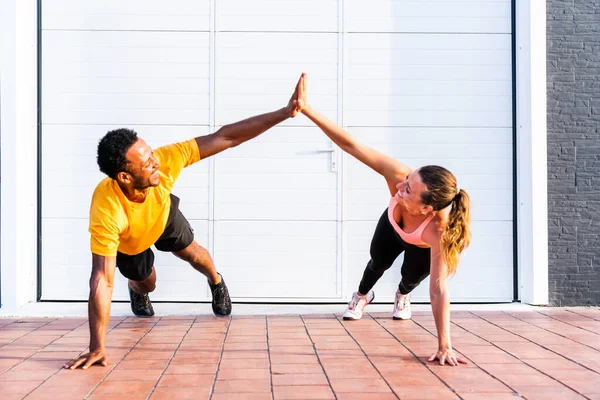 Interracial Casal Esportivo Formação Livre Casal Multirracial Vestindo Sportswear Fazendo — Fotografia de Stock