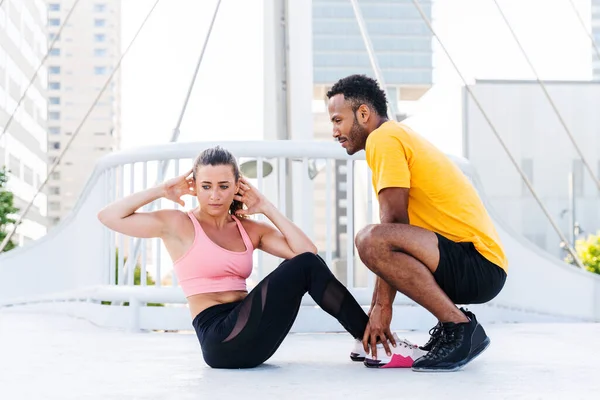 跨种族运动队在室外训练 多种族夫妇穿着运动服 在室外进行功能性锻炼 以加强身体肌肉 耐力和有氧运动 — 图库照片