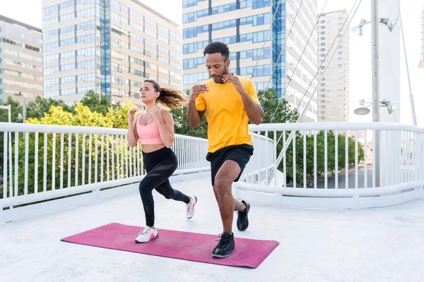 Interracial Sportig Par Träning Utomhus Multiracial Par Bär Sportkläder Och — Stockfoto