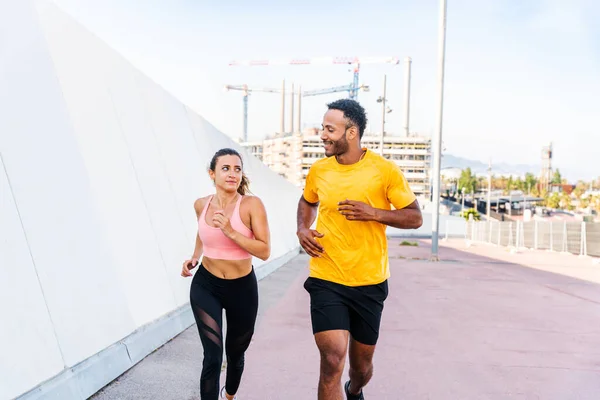 Interracial Sportive Couple Running Out Multiraciális Pár Futó Visel Sportruházat — Stock Fotó