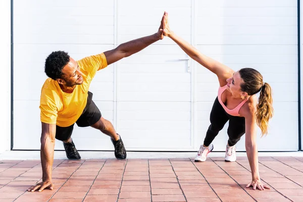 Interracial Casal Esportivo Formação Livre Casal Multirracial Vestindo Sportswear Fazendo — Fotografia de Stock