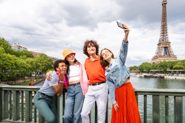 Paris ve Eyfel Kulesi, Trocadero bölgesi ve Seine nehri - Fransa 'nın başkentini gezen çok kültürlü turist grubu