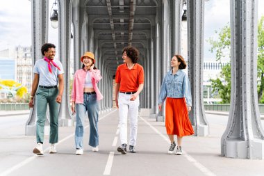 Paris ve Eyfel Kulesi, Trocadero bölgesi ve Seine nehri - Fransa 'nın başkentini gezen çok kültürlü turist grubu