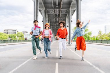 Paris ve Eyfel Kulesi, Trocadero bölgesi ve Seine nehri - Fransa 'nın başkentini gezen çok kültürlü turist grubu