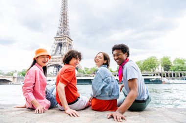 Paris ve Eyfel Kulesi, Trocadero bölgesi ve Seine nehri - Fransa 'nın başkentini gezen çok kültürlü turist grubu