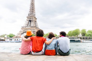 Paris ve Eyfel Kulesi, Trocadero bölgesi ve Seine nehri - Fransa 'nın başkentini gezen çok kültürlü turist grubu