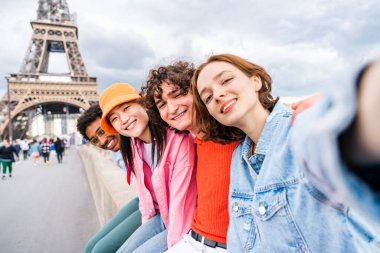 Paris ve Eyfel Kulesi, Trocadero bölgesi ve Seine nehri - Fransa 'nın başkentini gezen çok kültürlü turist grubu
