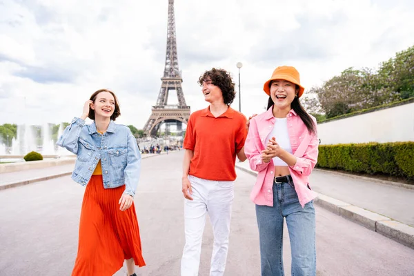 Grup Tineri Prieteni Fericiți Care Vizitează Turnul Paris Turnul Eiffel — Fotografie, imagine de stoc